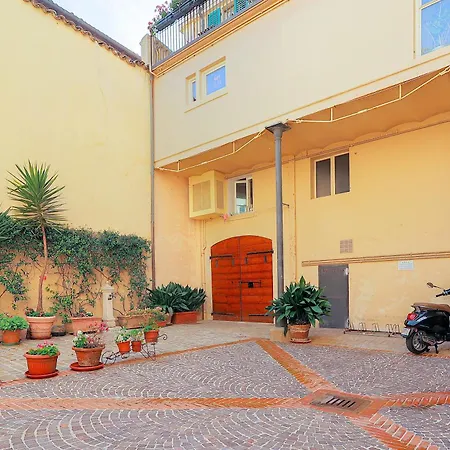 Piccolo In Centro Storico Apartment *