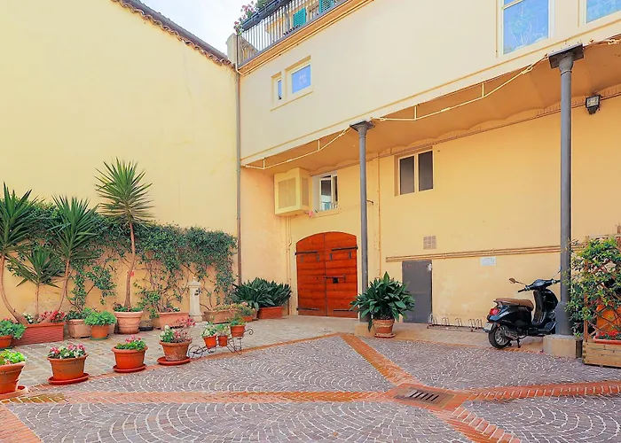 Piccolo In Centro Storico Apartment *